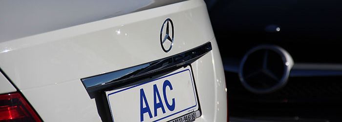 Ein weißer Mercedes mit einem Nummernschild mit der Aufschrift „AAC“