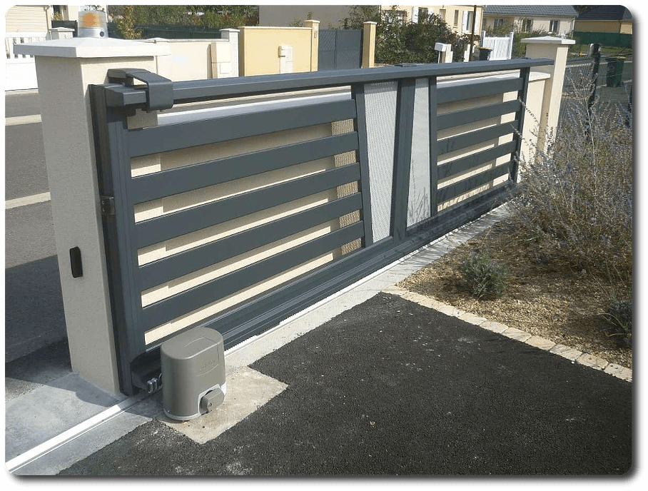 Portail gris avec poteaux blancs