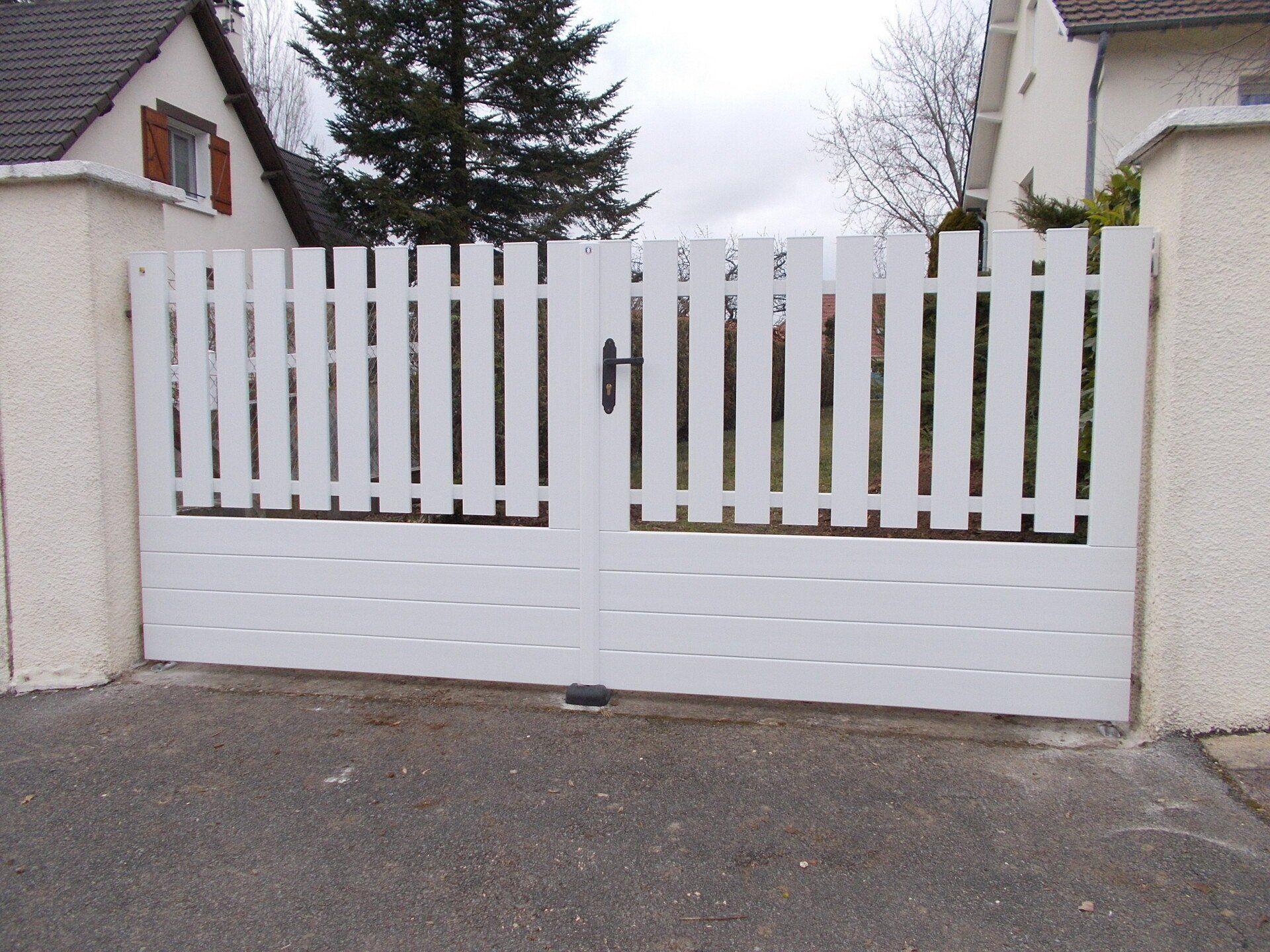 Portail blanc fermé