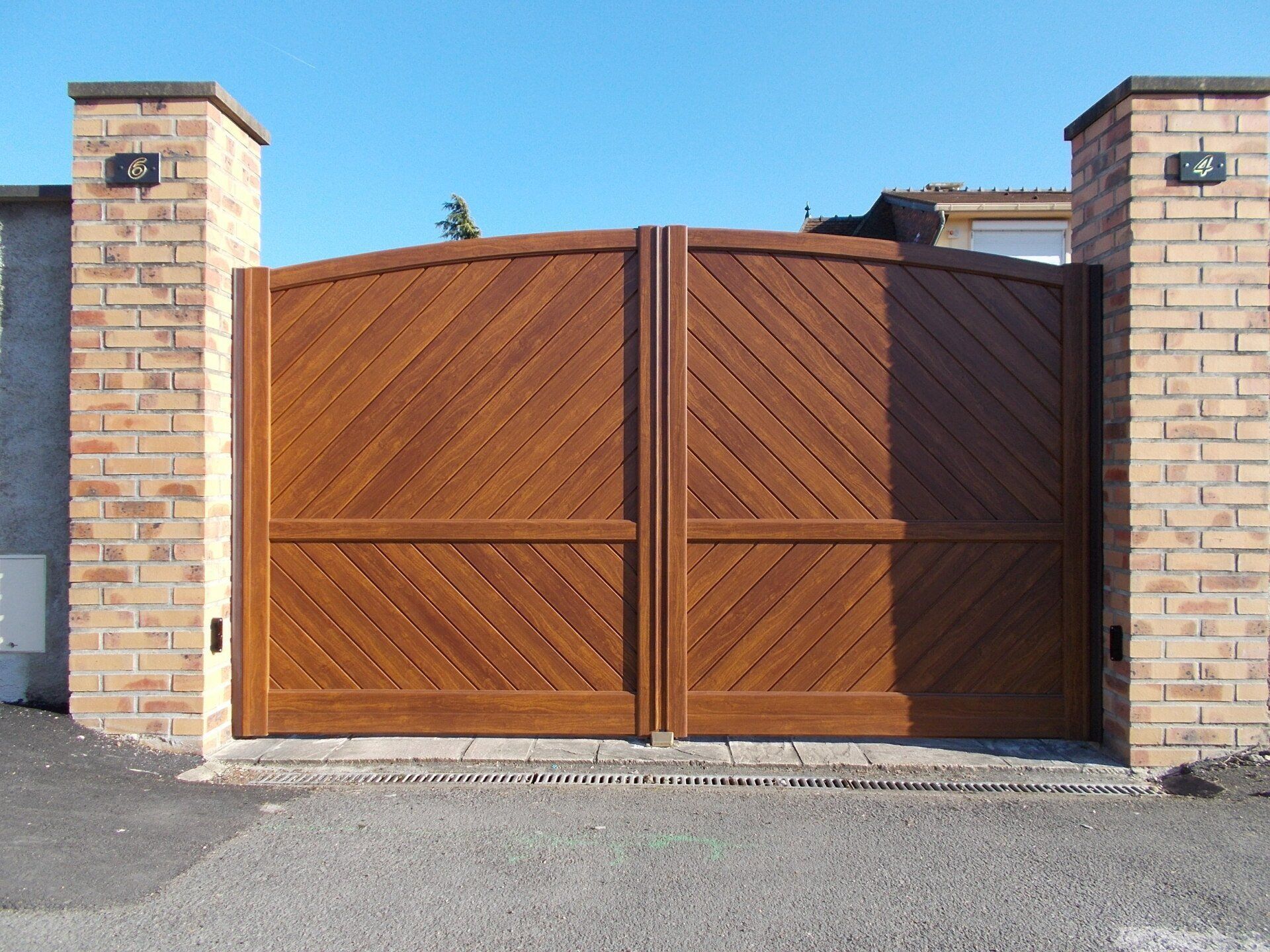 Portail en bois avec poteaux en briques
