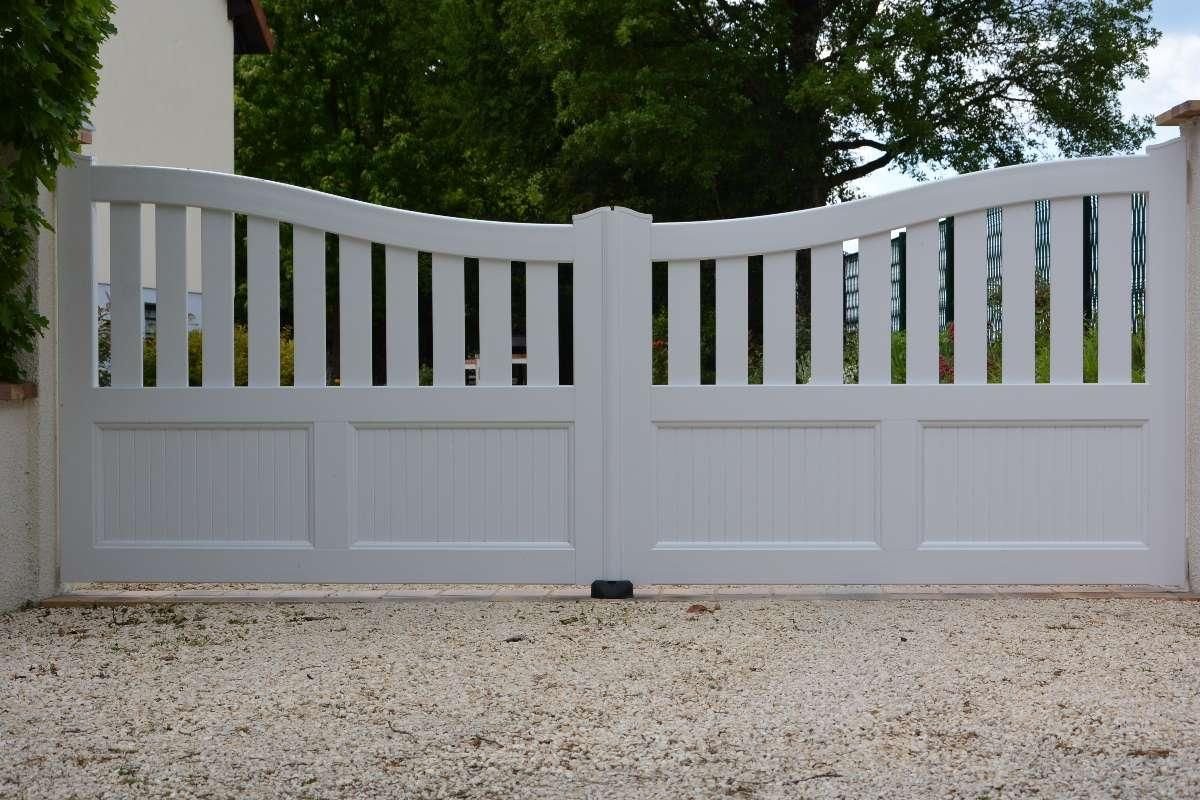Portail extérieur blanc fermé