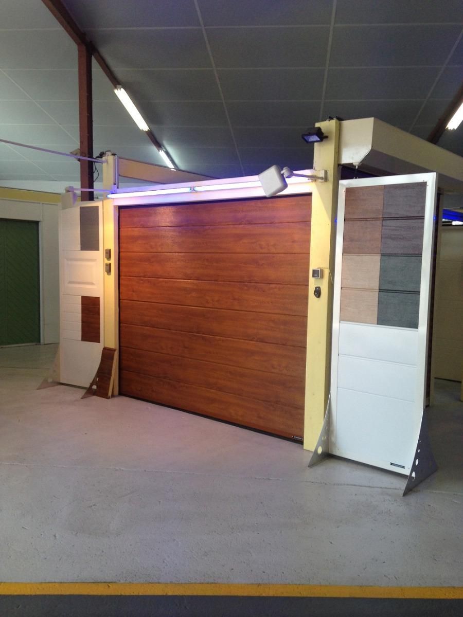 Porte de garage en bois dans le  showroom