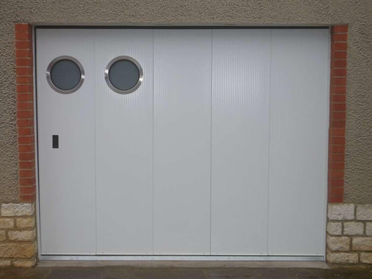 Porte de garage blanche avec fenêtres rondes