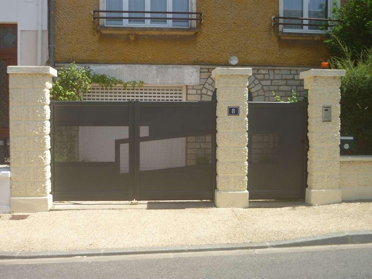 Portail et portillon noirs