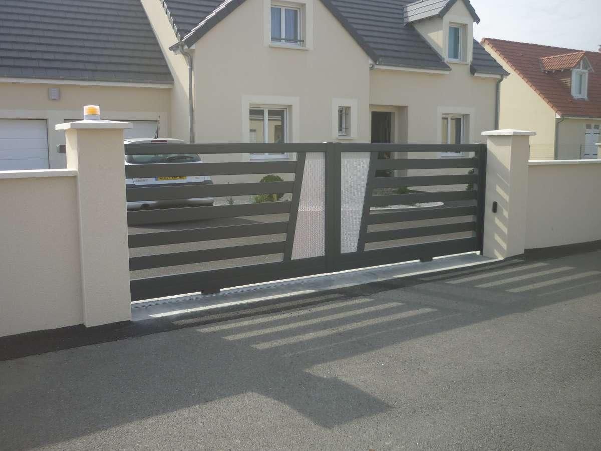 Portail noir fermé devant maisons