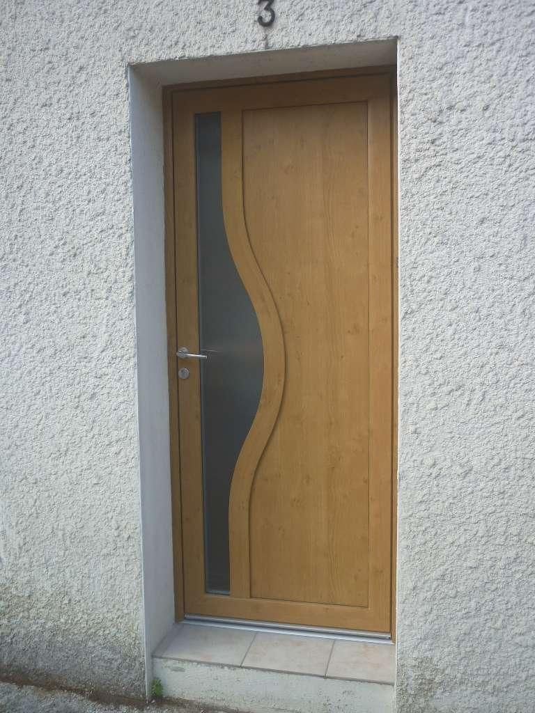 Porte d'entrée en bois sur mur gris