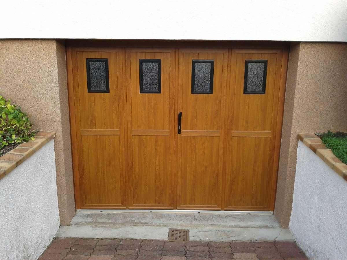 Porte de garage en bois avec fenêtres