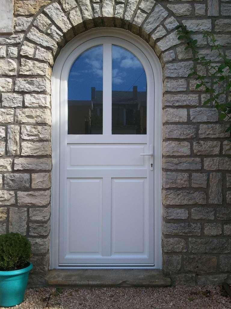 Porte blanche avec mur de pierres