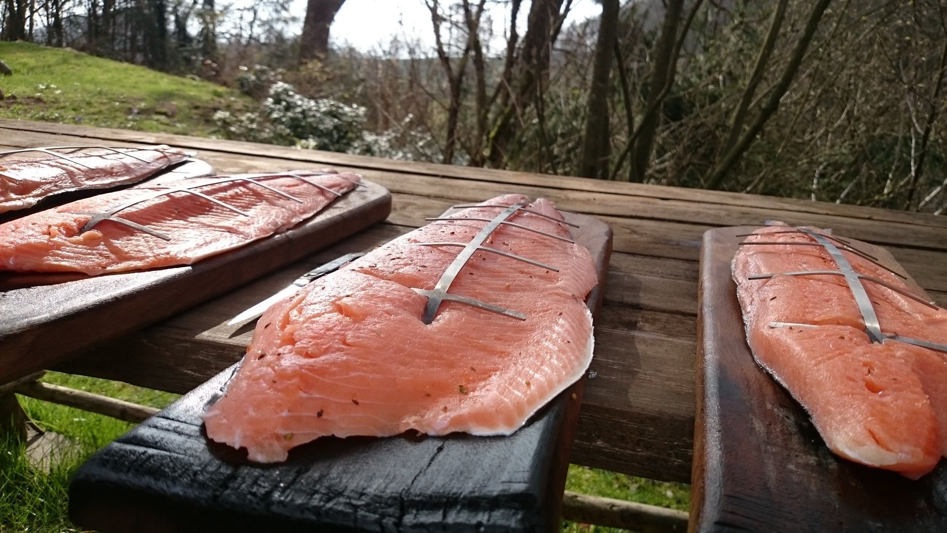 Roher Lachs vor dem Flammenbad