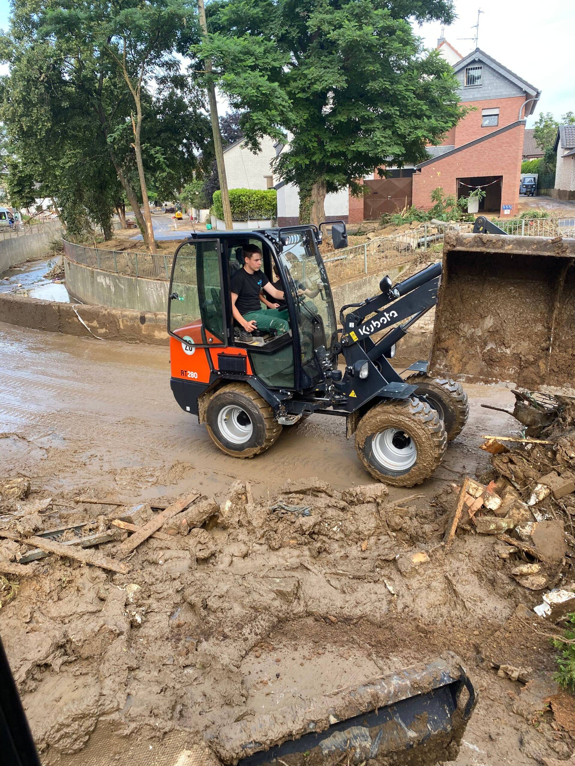 Der Schrott wird mit einem Radlader aufgeräumt.