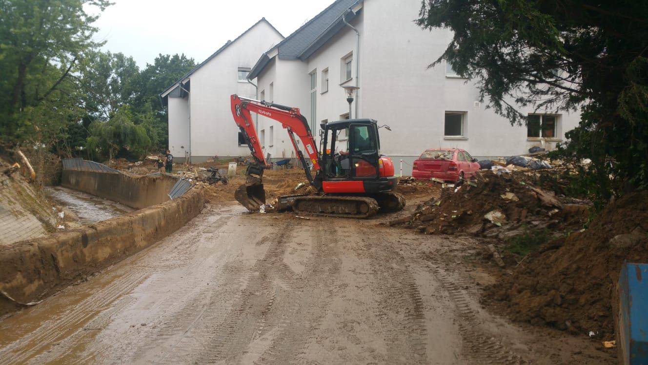 Ein Bagger auf einem Weg mit verdichtetem Boden.