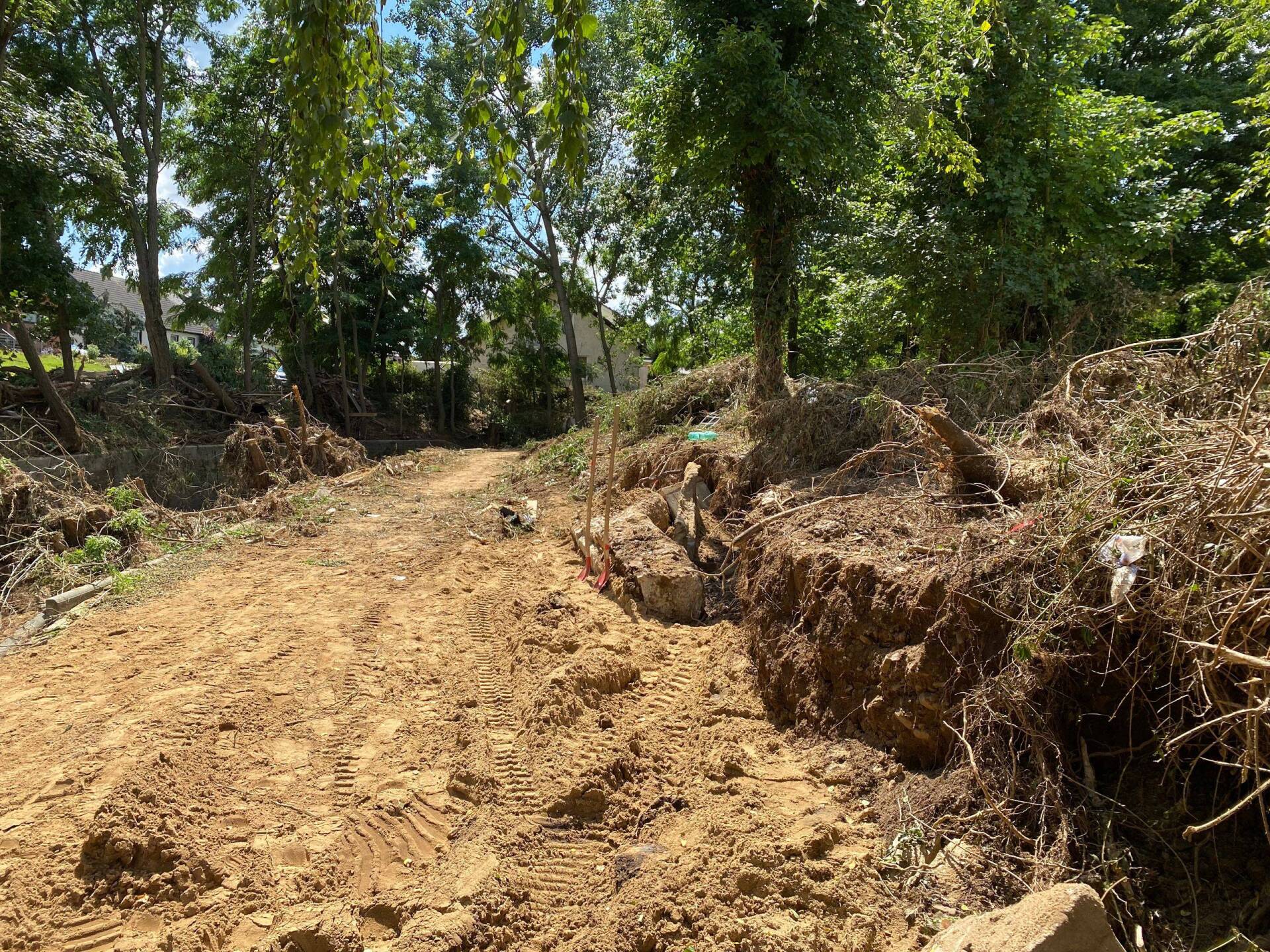 Ein Baustelle am Feldweg mit Bäumen.