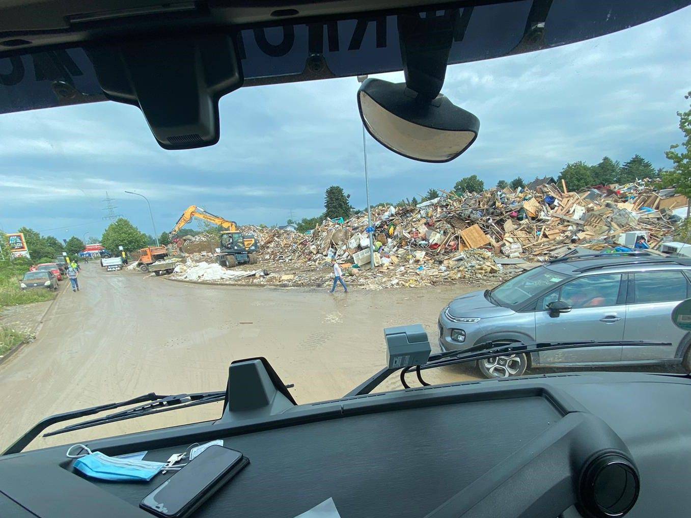 Foto der Trümmer von der Flutkatastorfe aus dem Fahrzeug.