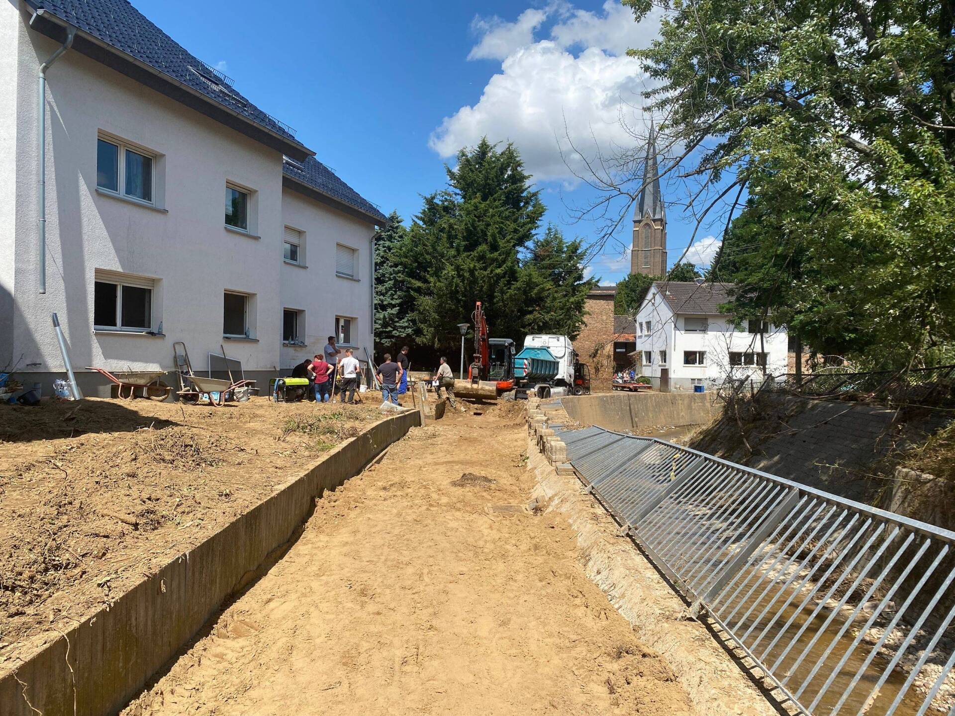 Neuaufbau der Wege mit Abzäunung zum Schutz gegen Stürze.