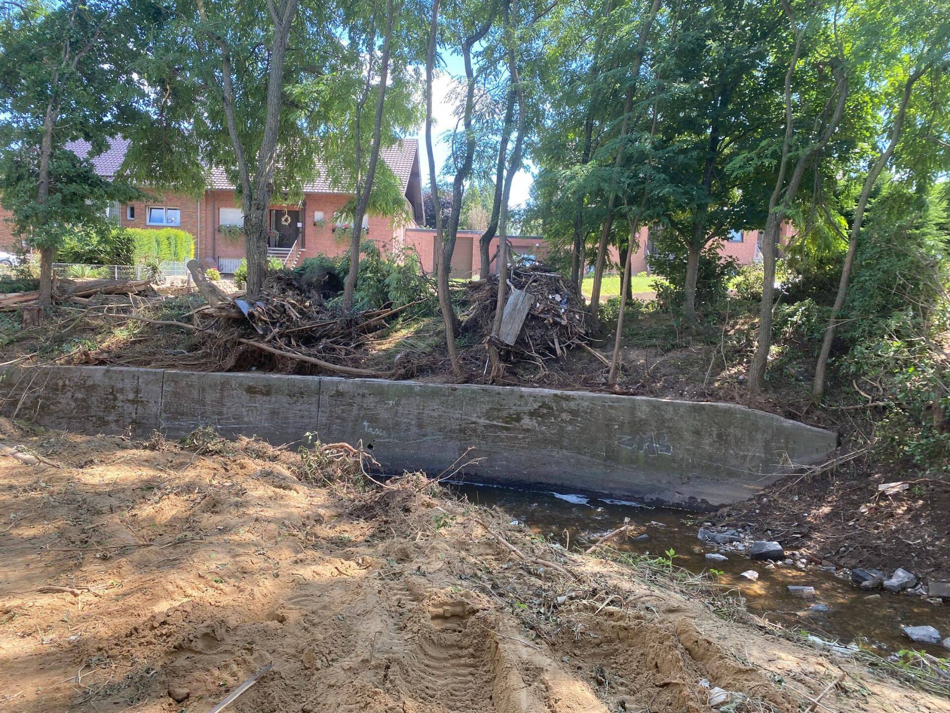 Restwasser und Trümmer von der Flutkatastrofe.