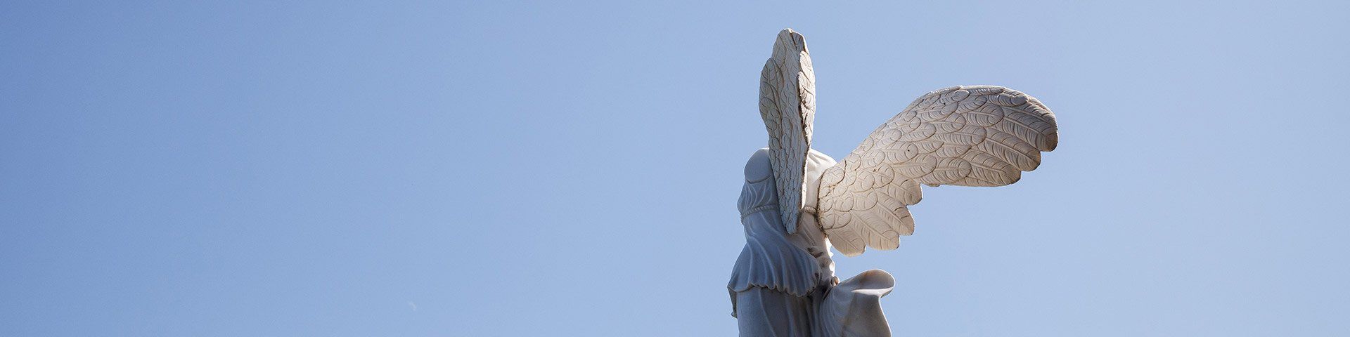 Photo de la statue Victoire de Samothrace de dos.