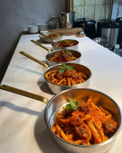 Es kommen viele verschiedene Speisen auf den Tisch. Seerestaurant zum Schlüssel da Andrea