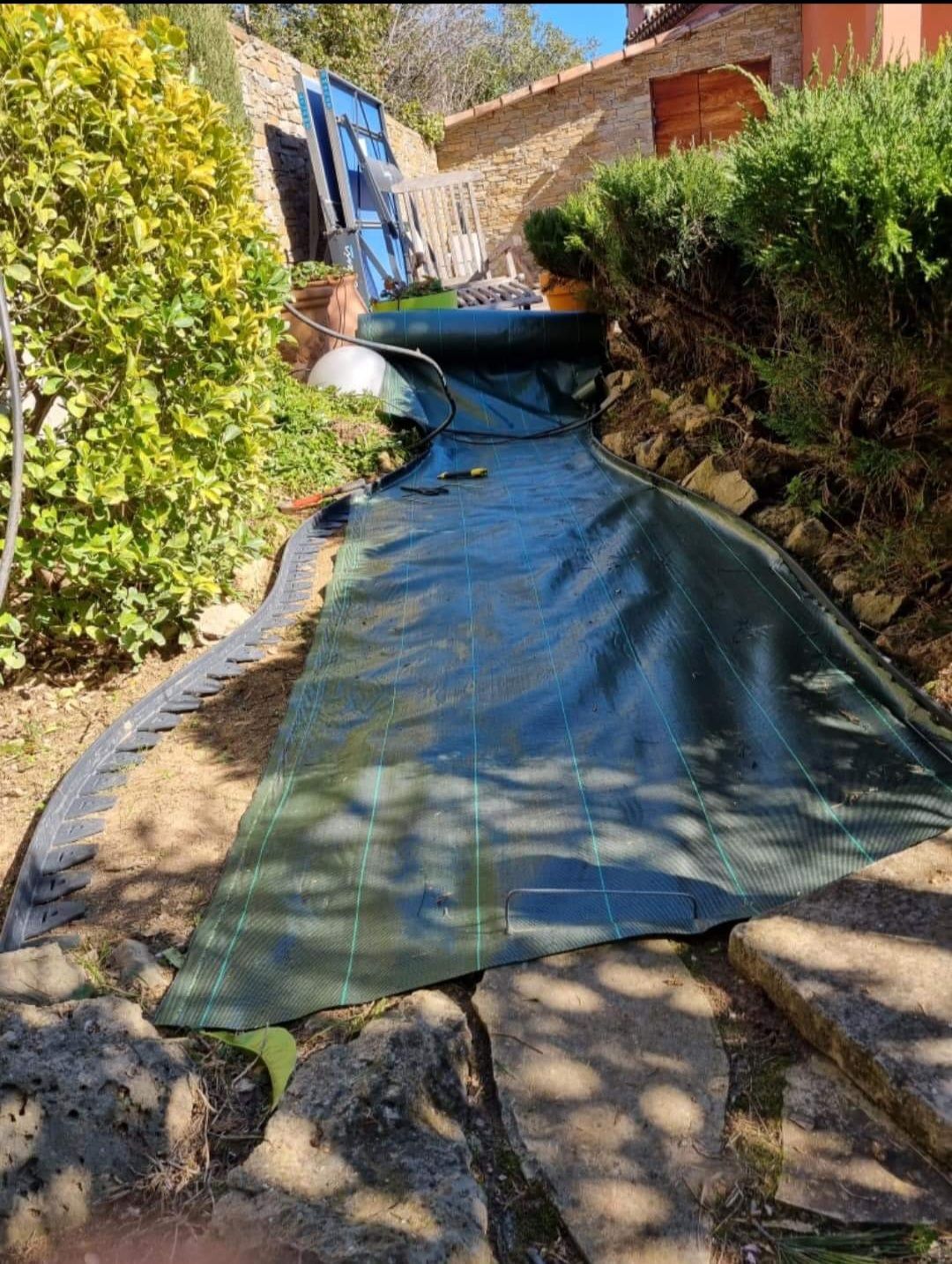 Pose d'une bâche pour aménager un chemin