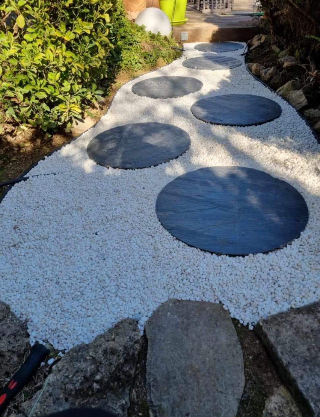 Pose de graviers et dalles rondes sur un chemin