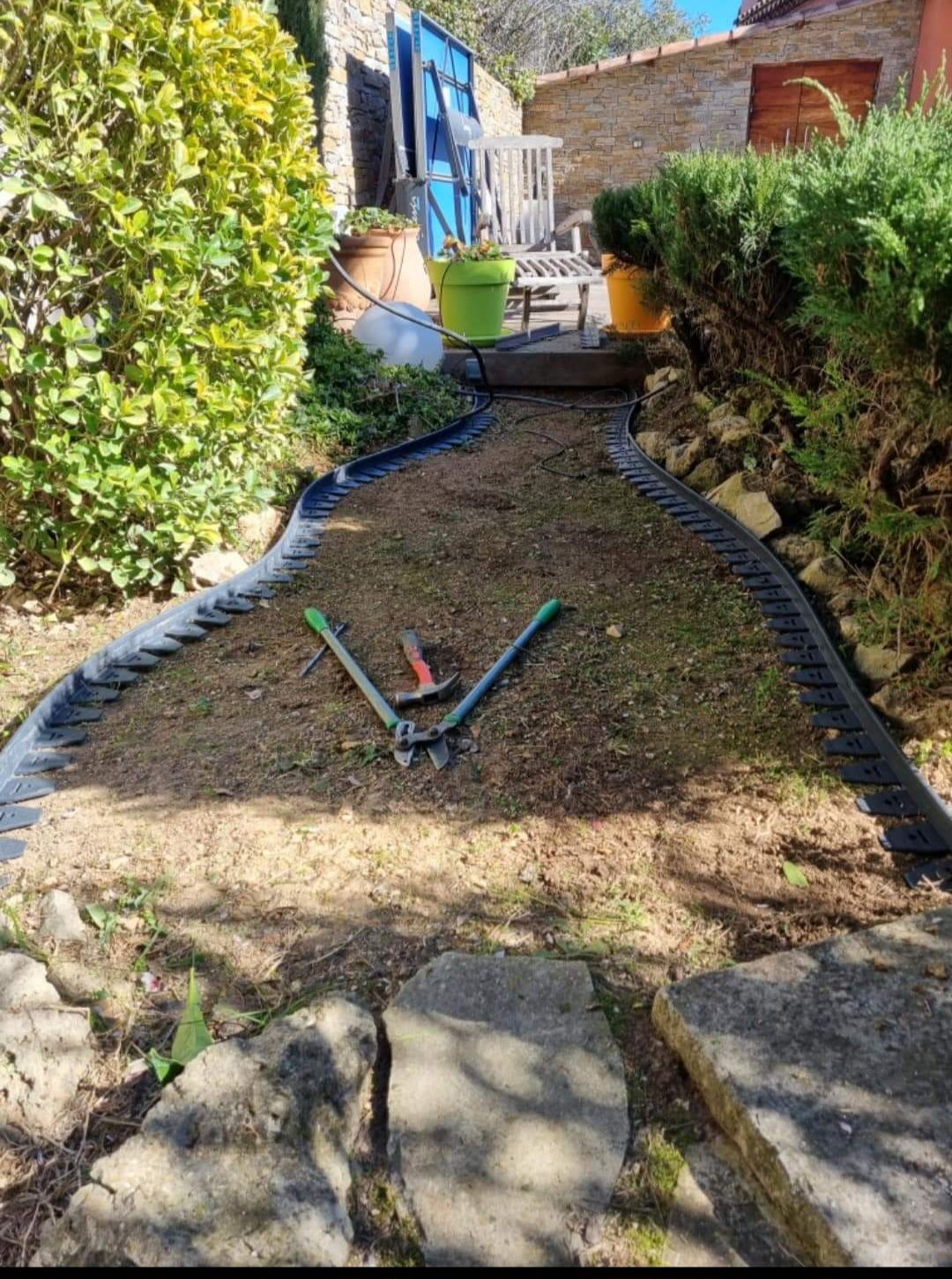 Terrassement d'un chemin en terre