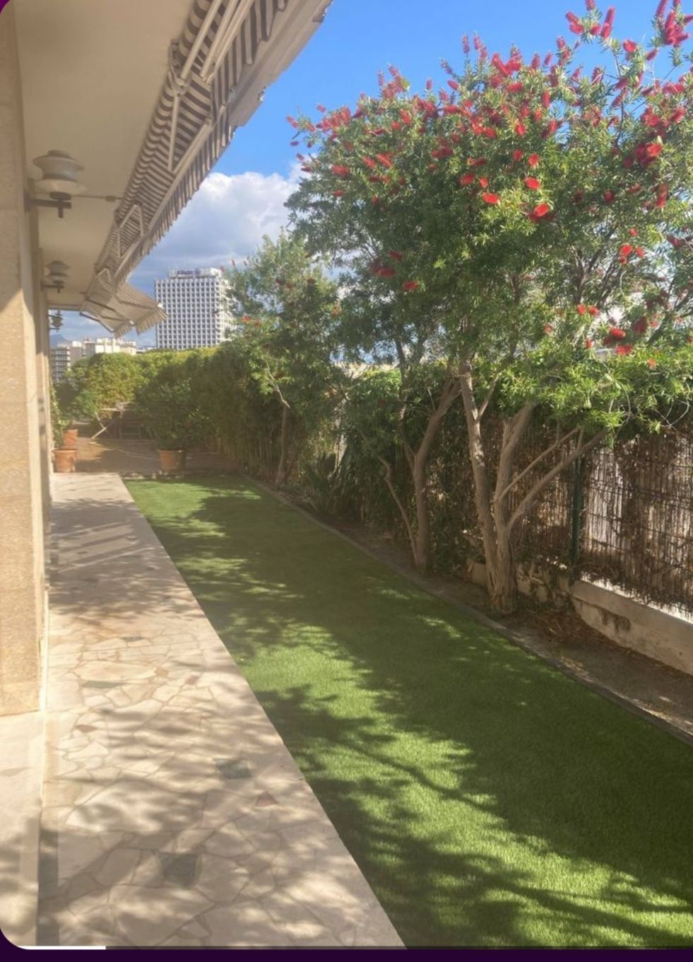 Pose de gazon synthétique devant une petite terrasse
