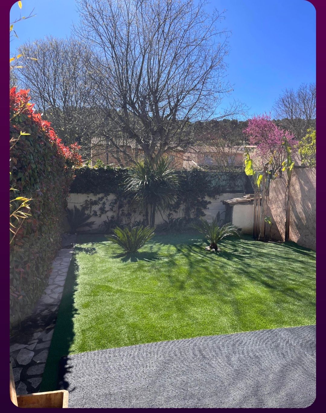 Pose de gazon synthétique dans une cour