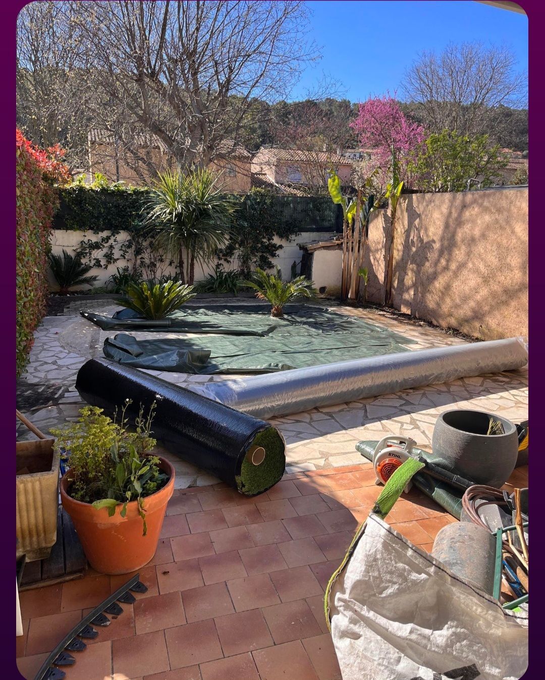 Pose de gazon synthétique en court