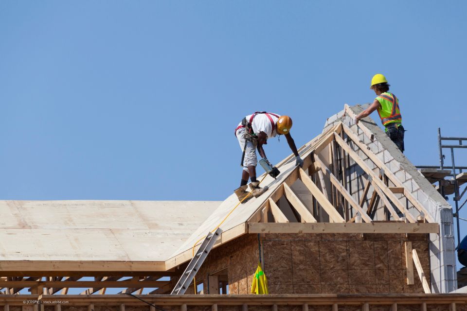 Bild von Arbeit auf Holzdach