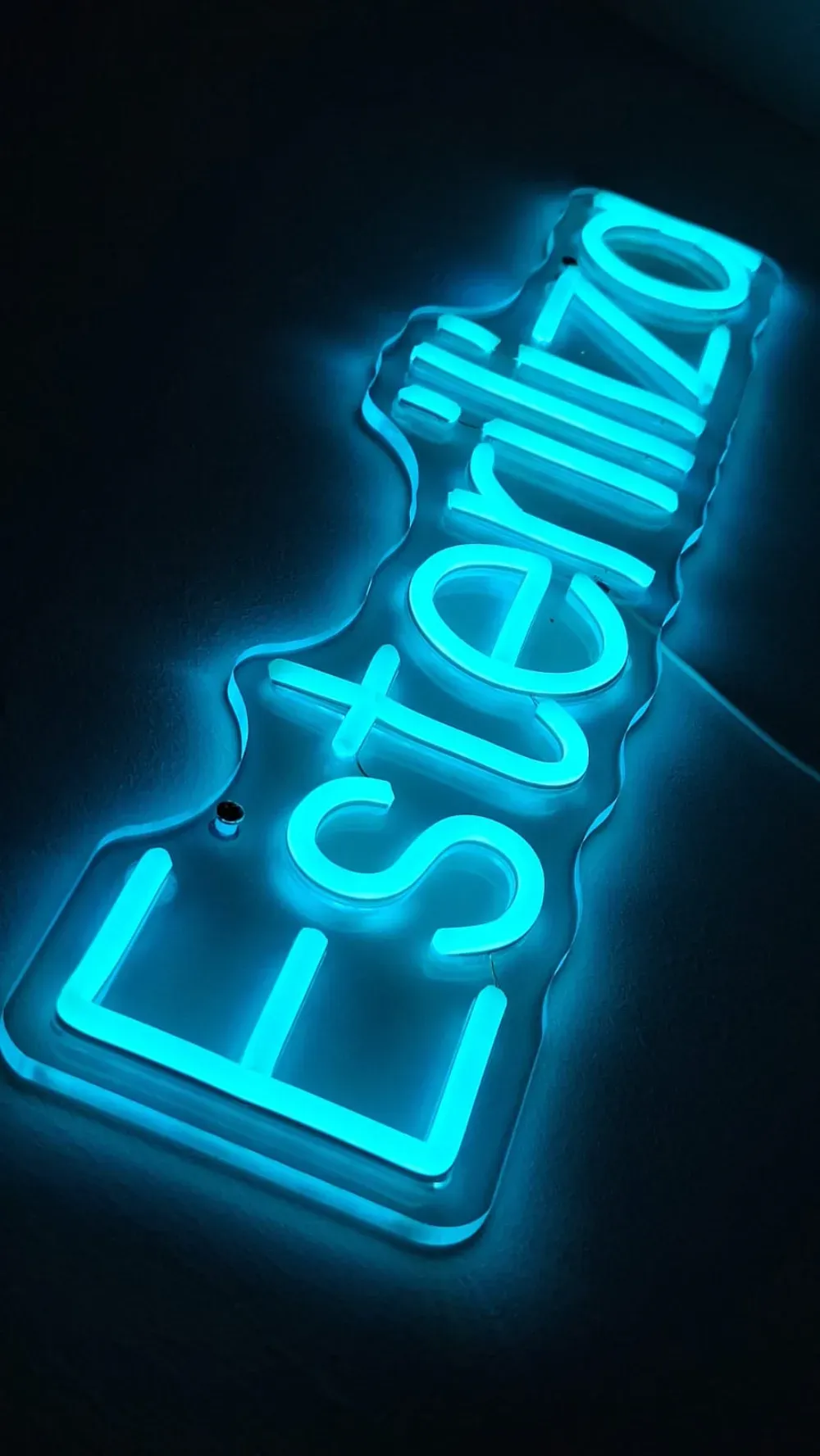 Letrero de neón azul que dice