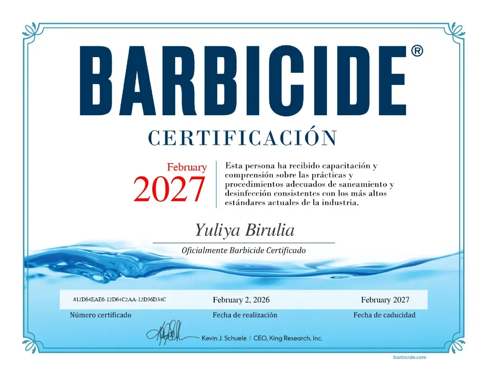 Certificación Barbicide, 2027. Certificado con diseño de agua azul y texto en español. Certificada por Yuliya Birulia.