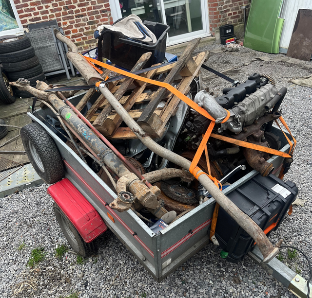 Un salon avec un canapé et une brouette en arrière-plan.