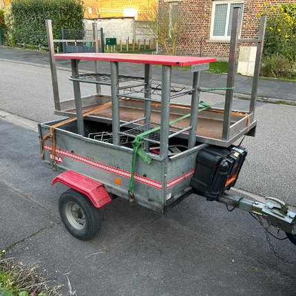 Une cuisine avec une cuisinière et une grande fenêtre