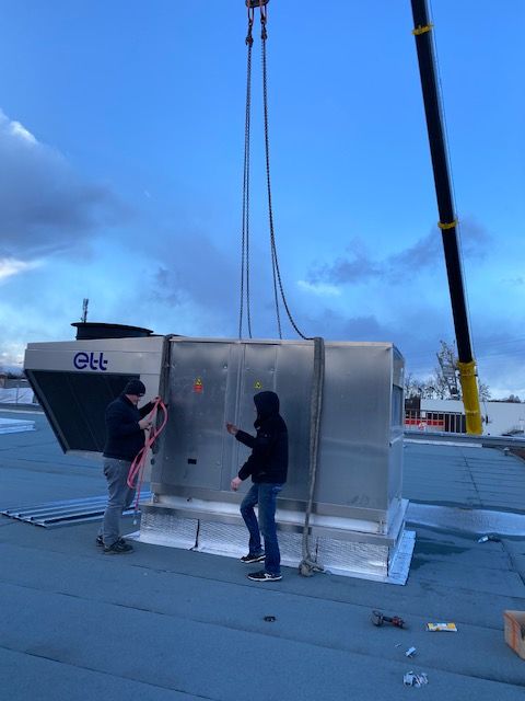 Installation d'un système de climatisation par des techniciens