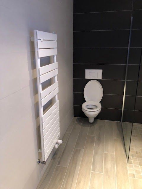 Installation de WC et de sèche-serviettes