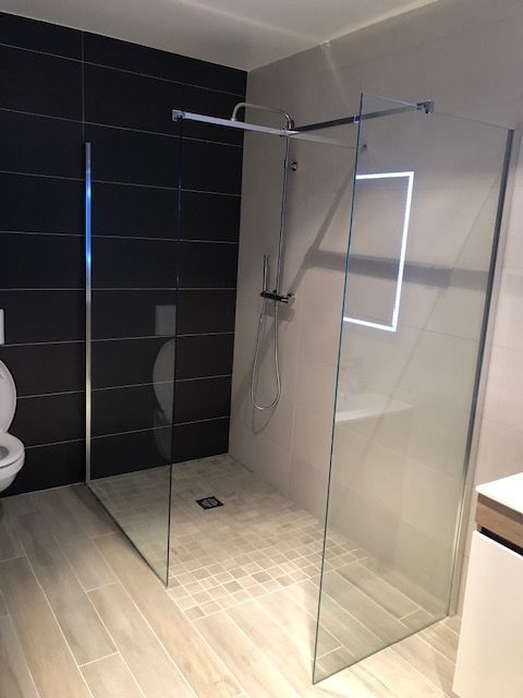 Salle de bains avec douche