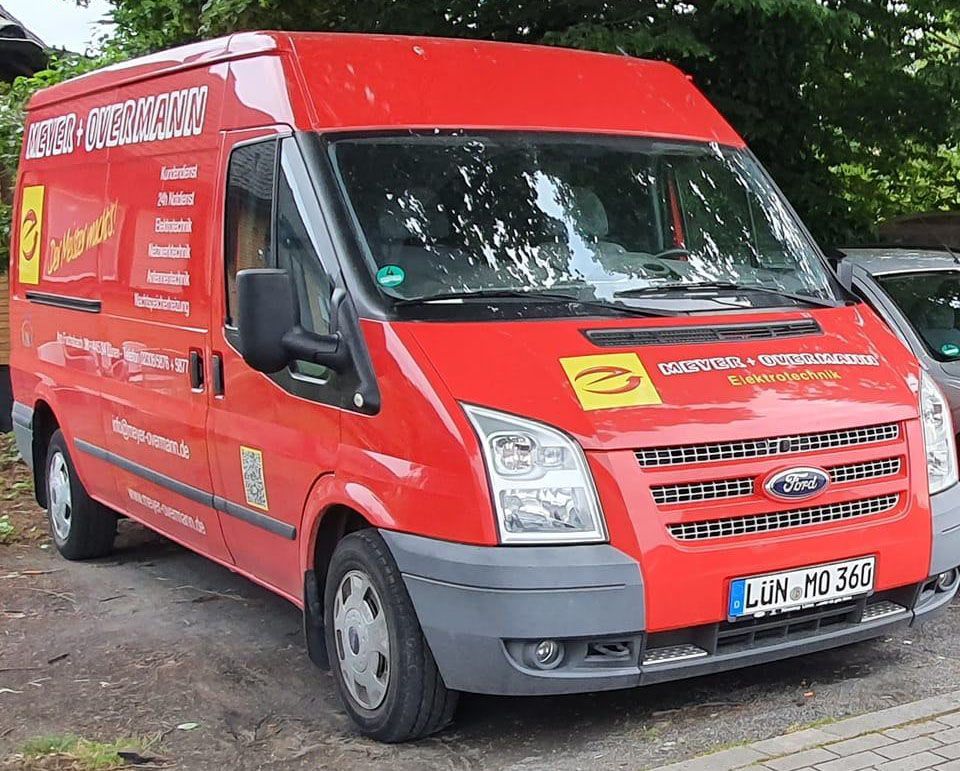 Ein roter Ford-Van steht am Straßenrand