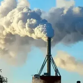 Sale humo de una chimenea en una fábrica.