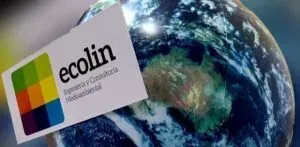 Un primer plano de un globo terráqueo con el logotipo de Ecolin.