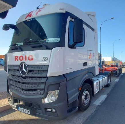 Camión semirremolque Mercedes-Benz blanco y gris con
