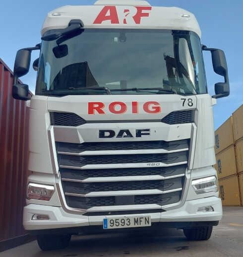 Camión DAF blanco con logotipos ARF y ROIG, matrícula 9593 MFN.