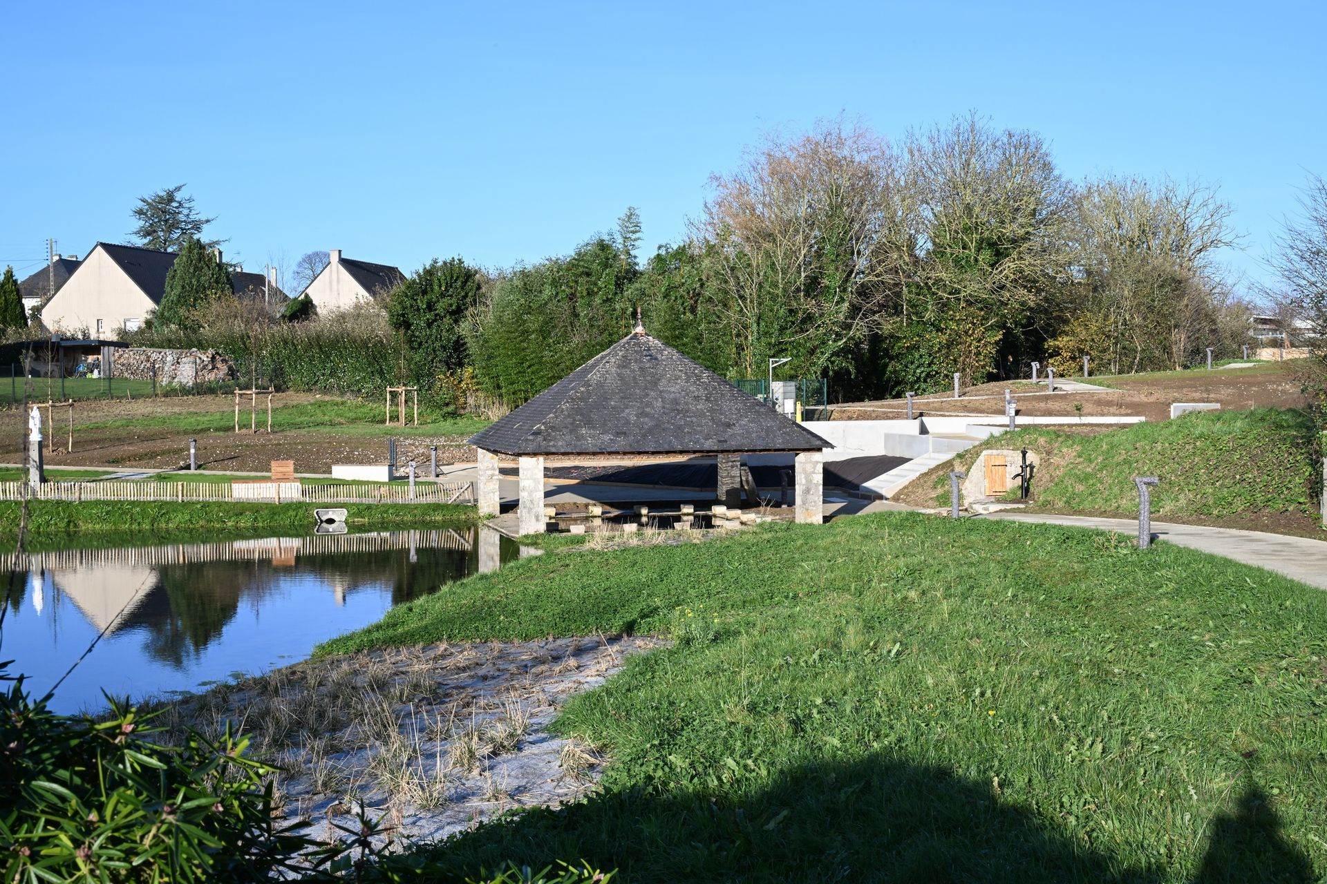 Vue sur un parc avec un lavoir sous auvent