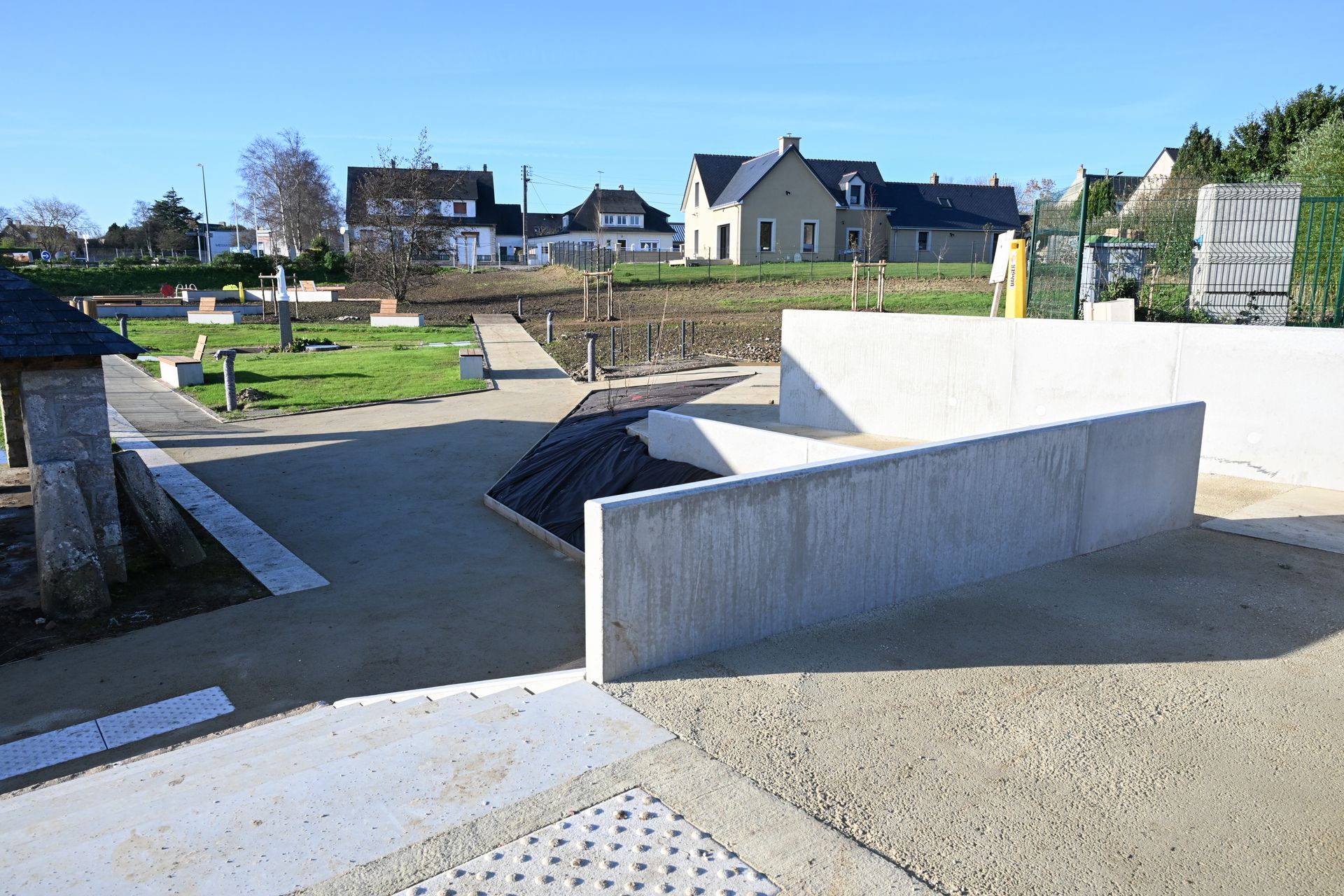 Escalier en béton et parc en fond à Sainte-Mère-Église