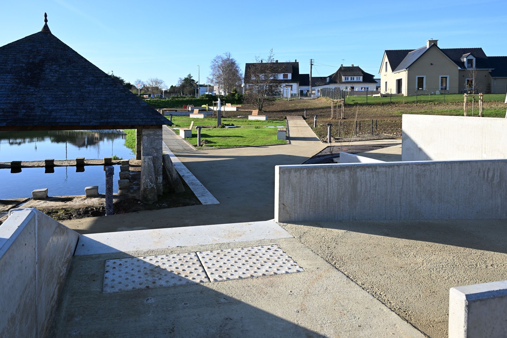 Parc réaménagé autour d'un lavoir à Sainte-Mère-Église