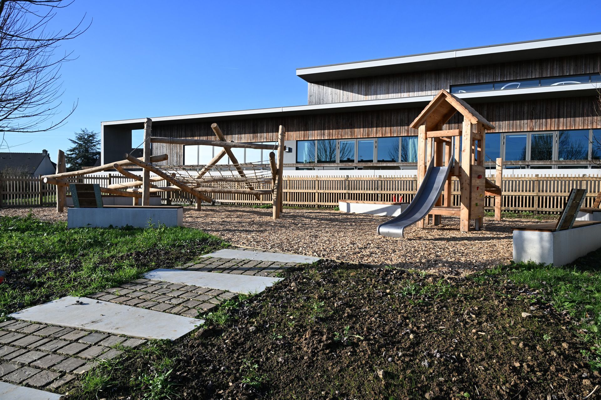 Parc d'enfant avec toboggan et gravier à Sainte-Mère-Église