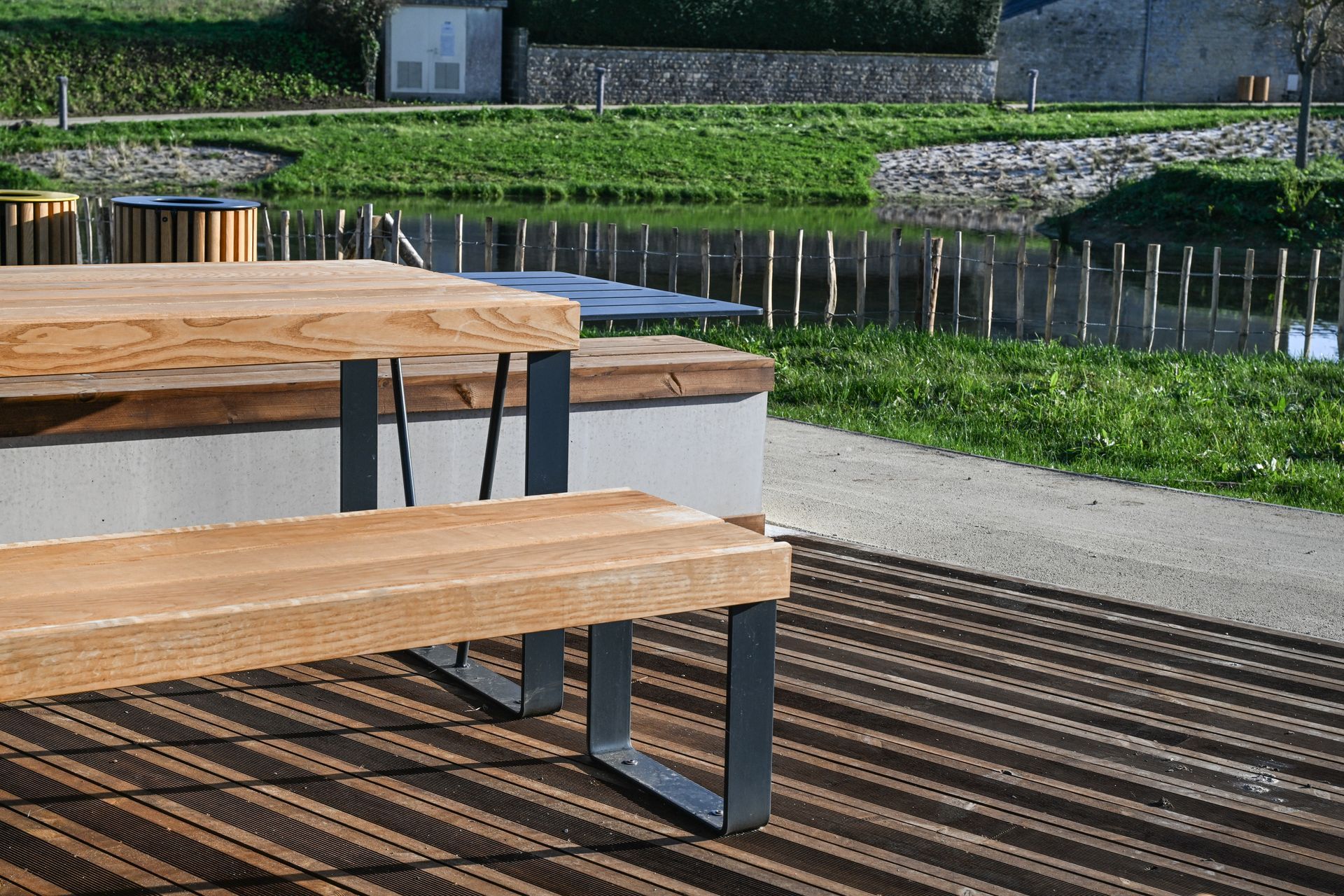 Table de pique-nique en bois et armature en fer noir sur terrasse bois