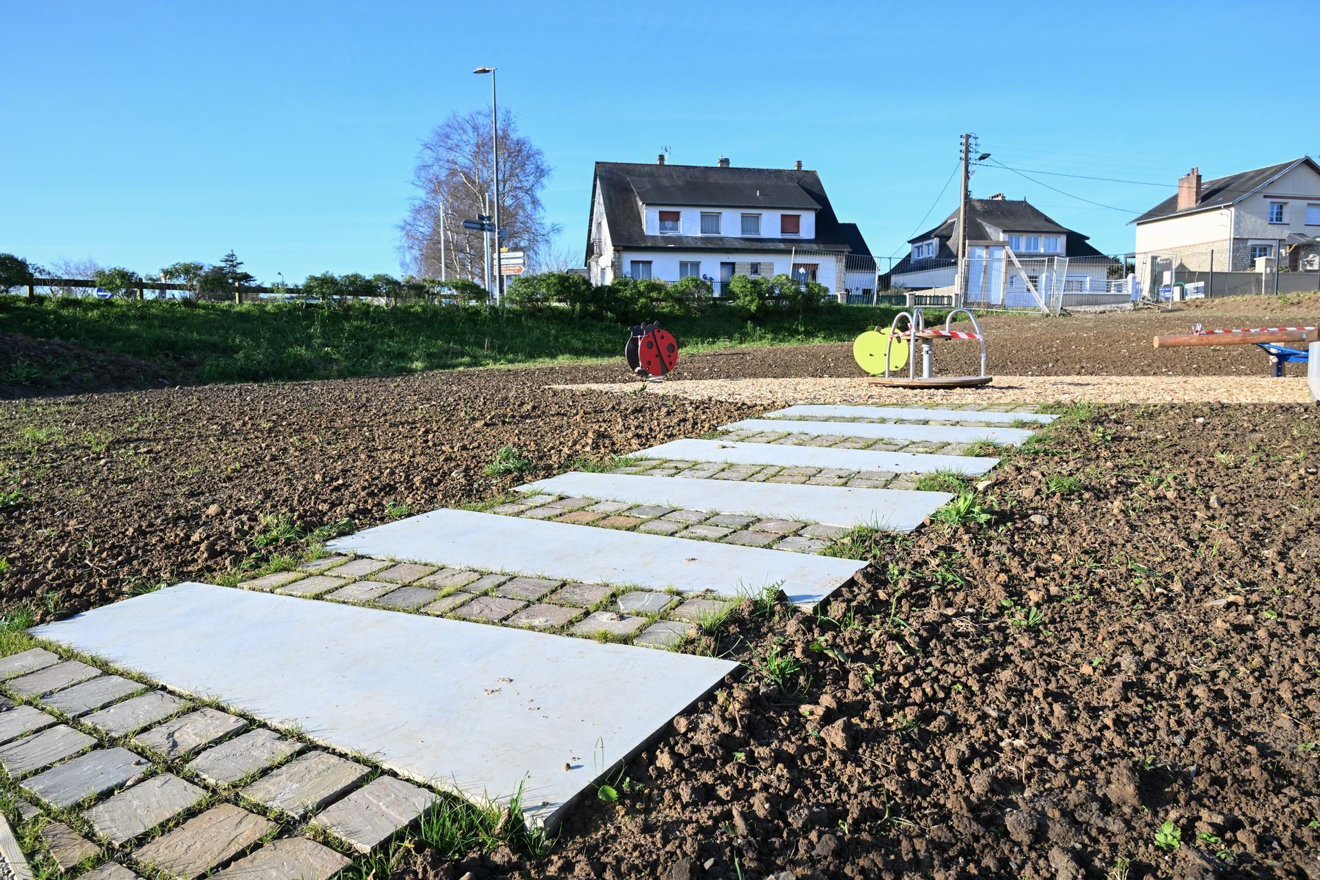 Grande allée avec plaque béton et sol aplanie autour