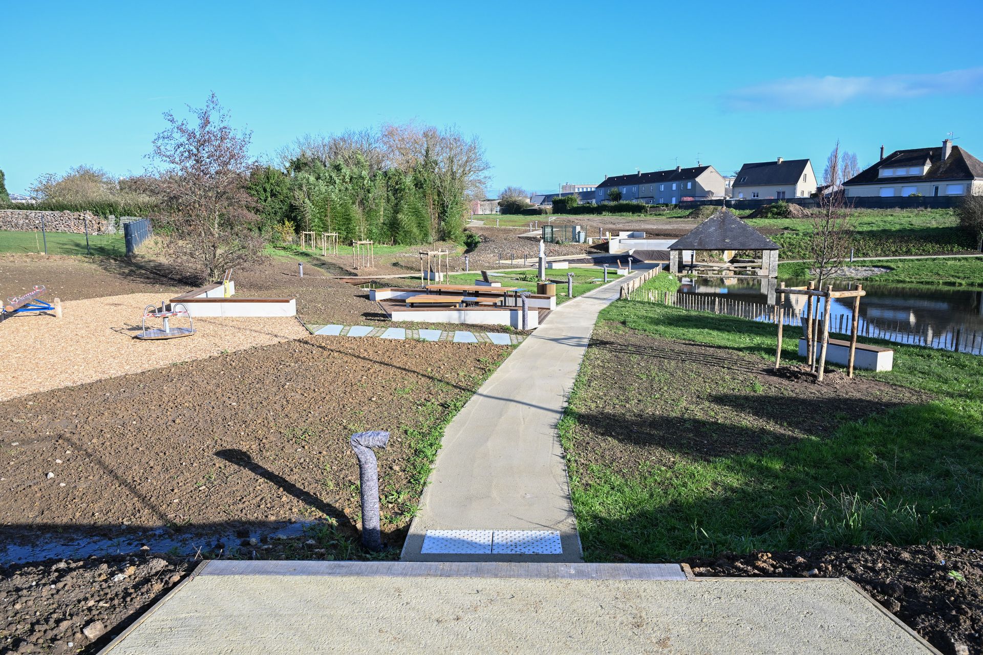 Grande allée dans un parc qui amène sur différents équipements