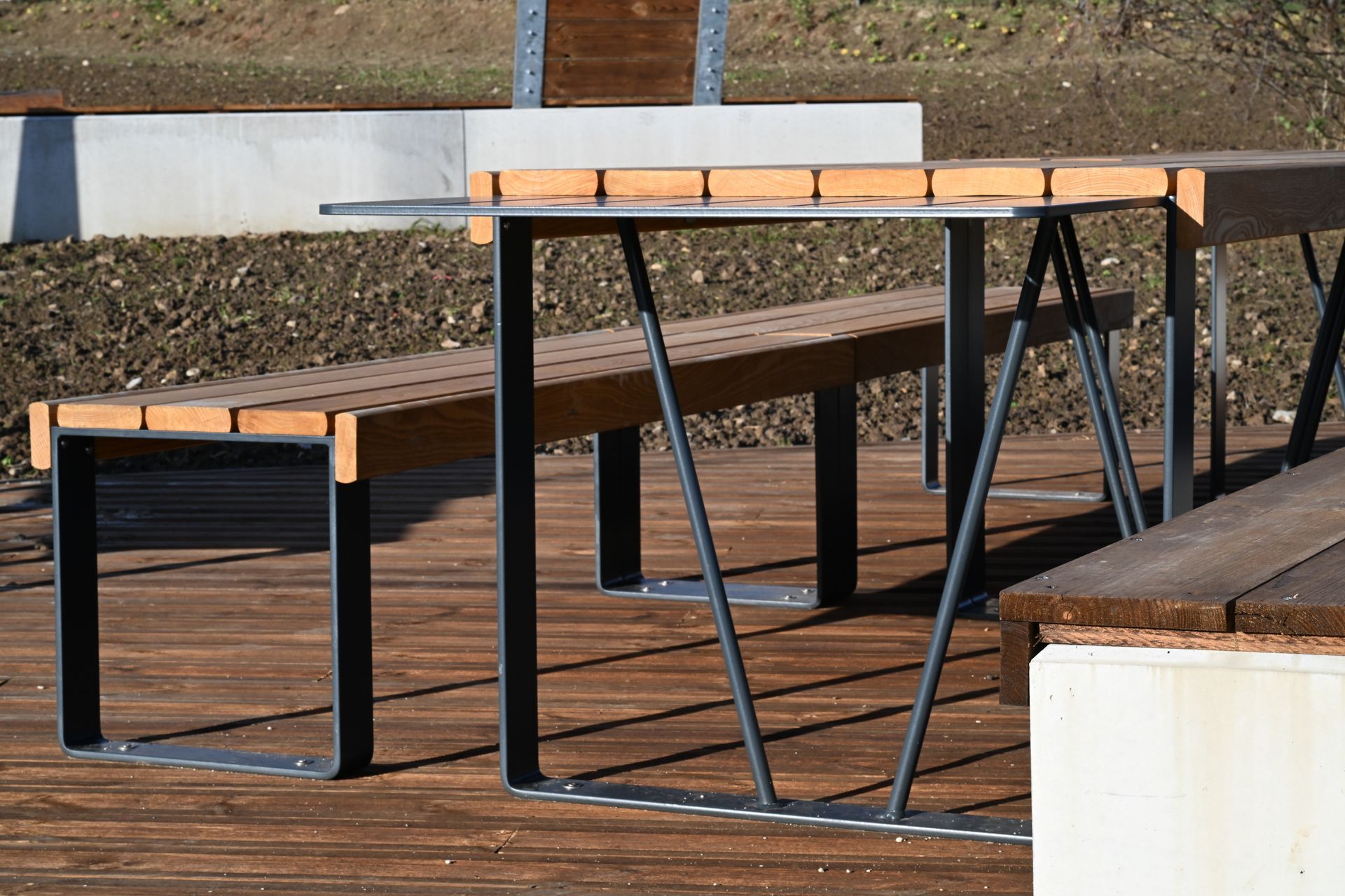 Table de pique-nique sur terrasse bois