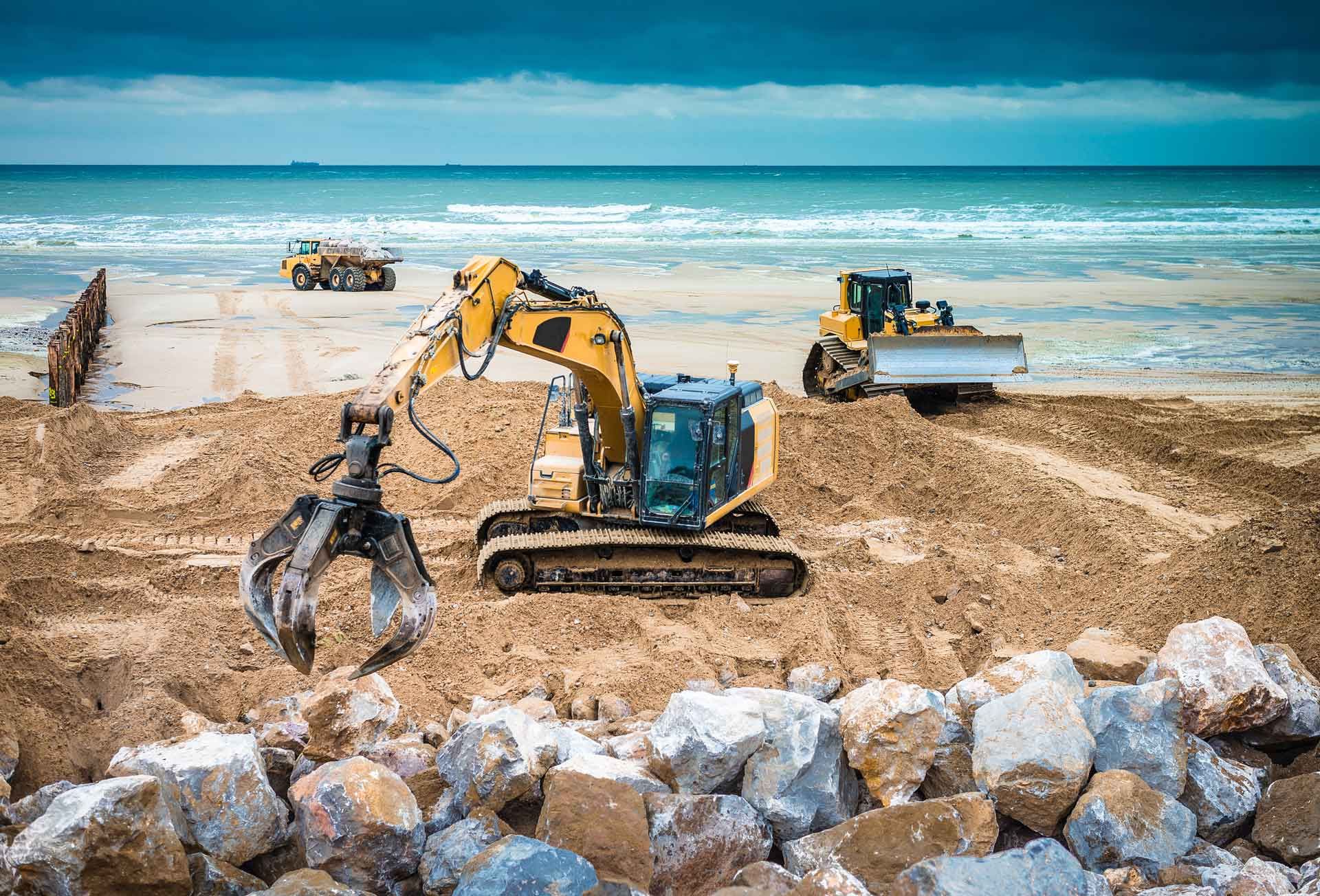 Chantier d'enrochement pour les brisants d'une plage