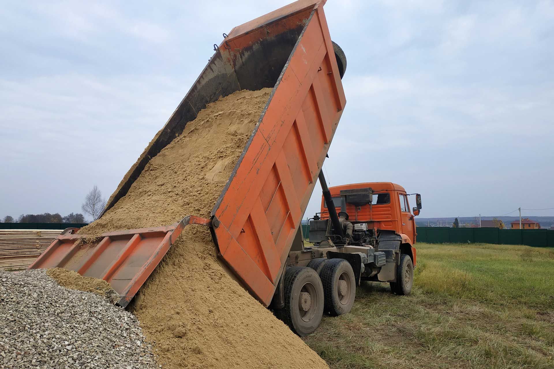 Livraison de sable par camion benne